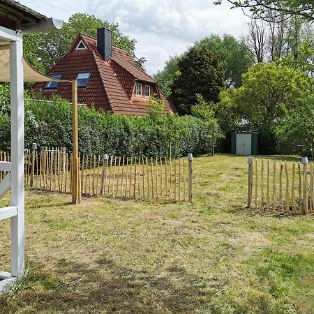 Ferienglück an der Nordsee: Erdgeschoss-Ferienwohnung mit Kamin und Garten Altfunnixsiel Exterior photo