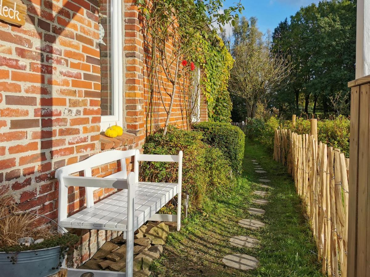 Ferienglück an der Nordsee: Erdgeschoss-Ferienwohnung mit Kamin und Garten Altfunnixsiel Exterior photo