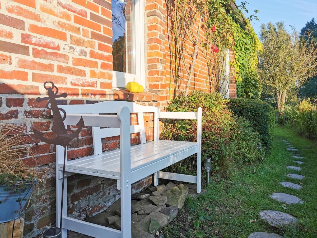 Ferienglück an der Nordsee: Erdgeschoss-Ferienwohnung mit Kamin und Garten Altfunnixsiel Exterior photo