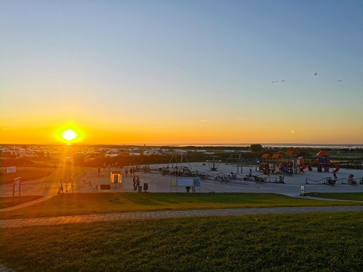 Ferienglück an der Nordsee: Erdgeschoss-Ferienwohnung mit Kamin und Garten Altfunnixsiel Exterior photo