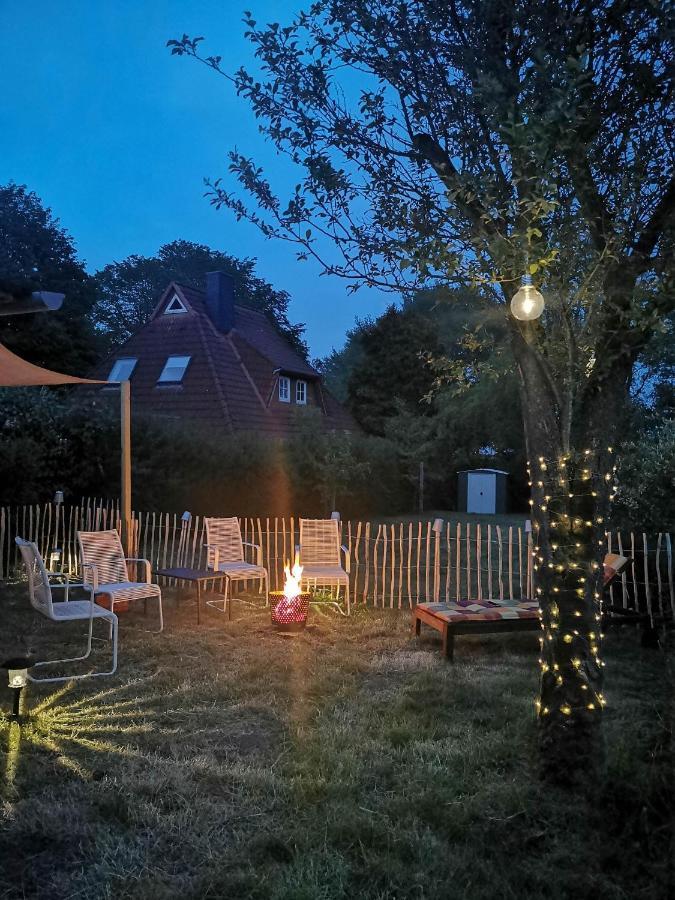 Ferienglück an der Nordsee: Erdgeschoss-Ferienwohnung mit Kamin und Garten Altfunnixsiel Exterior photo