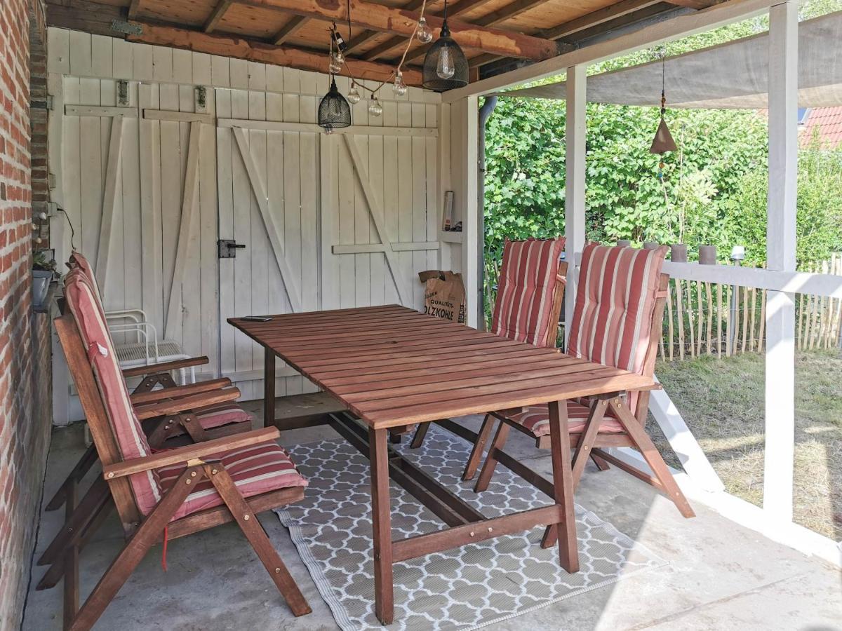 Ferienglück an der Nordsee: Erdgeschoss-Ferienwohnung mit Kamin und Garten Altfunnixsiel Exterior photo